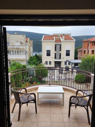 Izdaje se jednosoban stan u blizini Porto Novog 