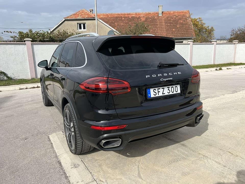 Porsche-Cayenne