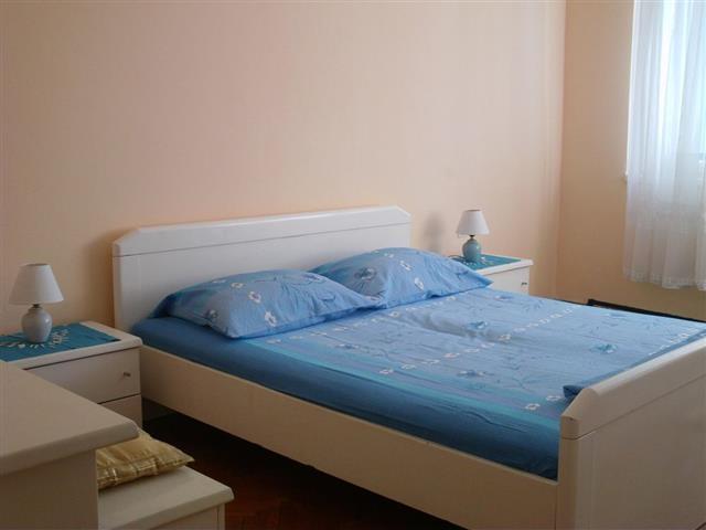 Izdaje se stan 70m2 u centru Bara-sezonski