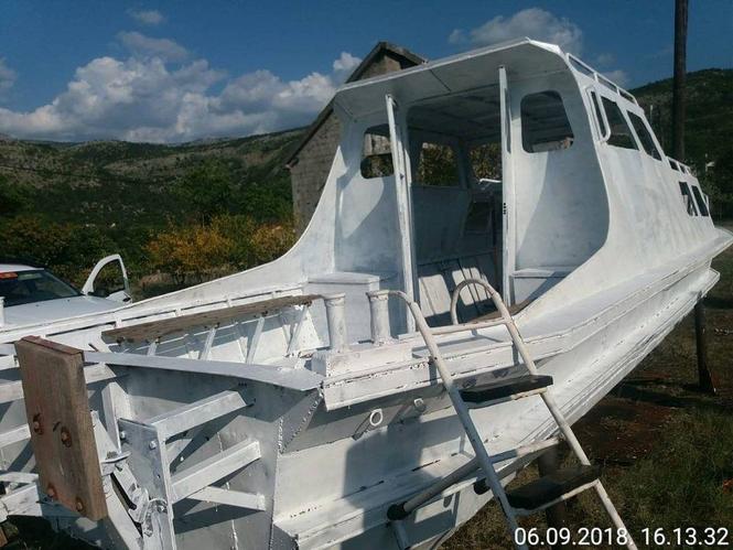 Kompezujem brod i auto prikolicu za razno