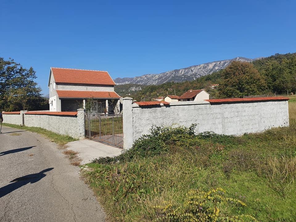 Kuca-135m2-sa-2-stana-SPUŽ