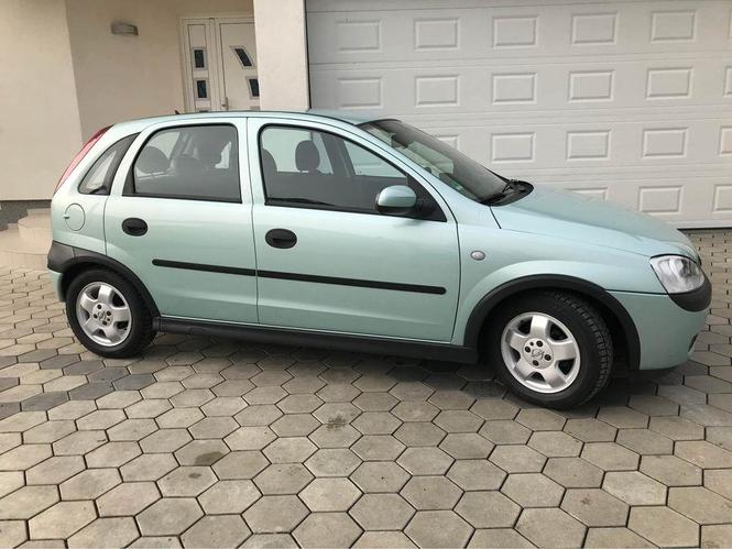 Opel Corsa 1.2 benz 2001 god . Ocarinjen na ime kupca