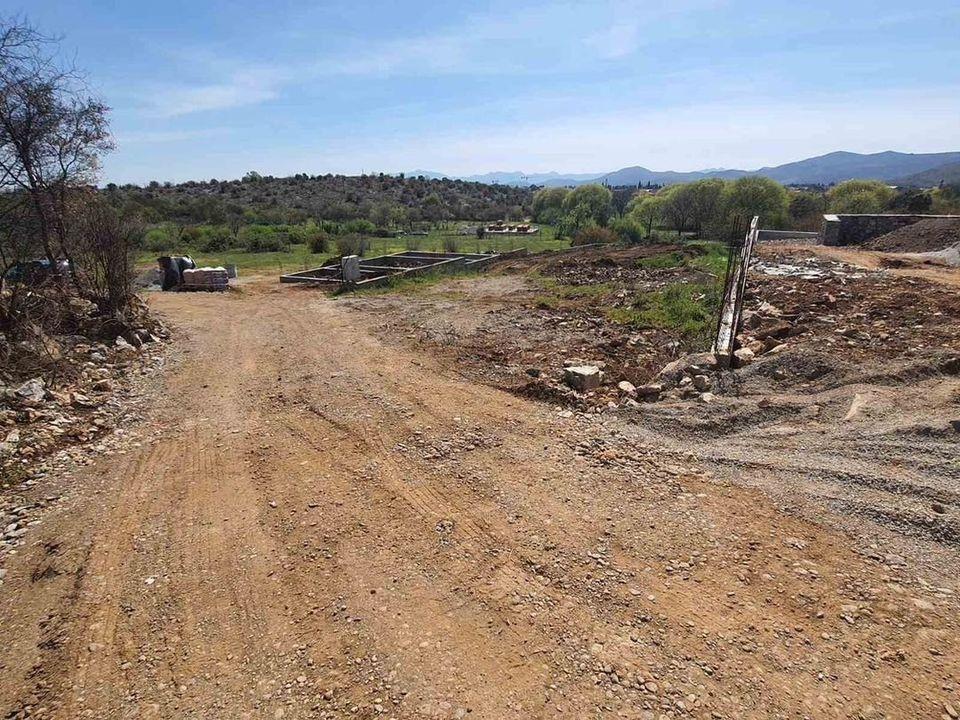 Na-prodaju-plac-u-Tolosima-540m2--voda-i-struja-na-placu-