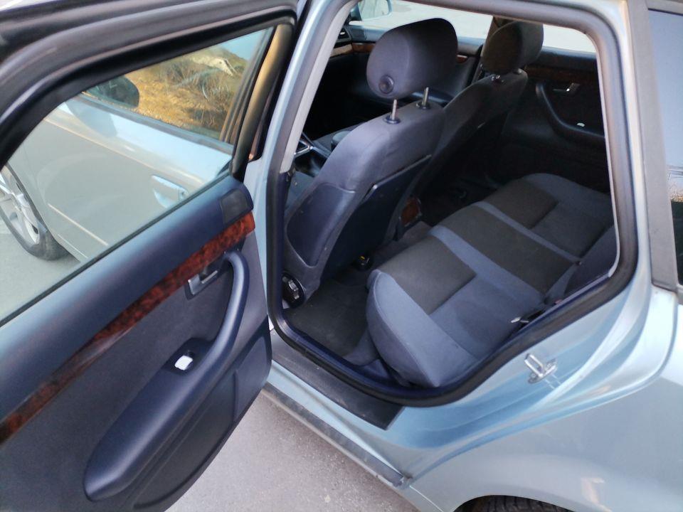 --AUDI-A4--