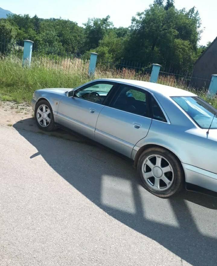 Prodajem-Audi-A8-2-5-110-kw-automatik--odradjen-veliki-servi