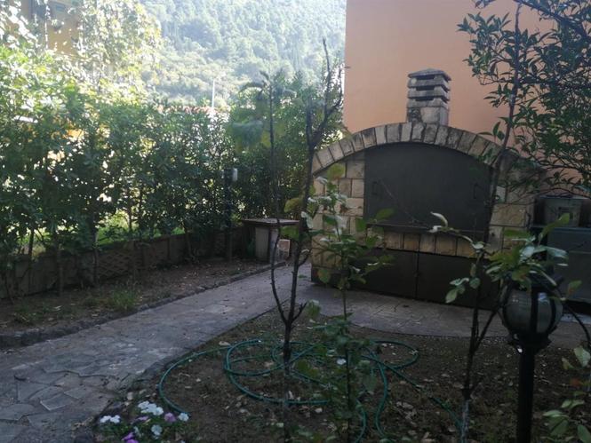 Trosoban stan sa velikom dvorisnom terasom