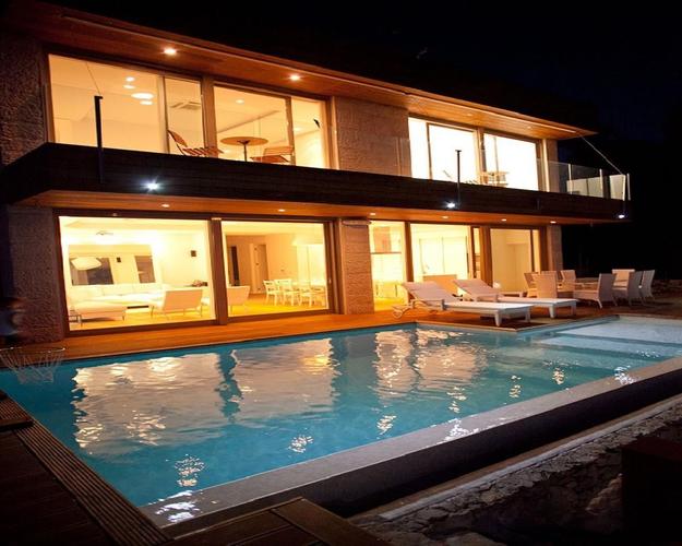 Vila povrsine 293 m2 na dva nivoa