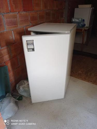 Prodajem dva frizidera 70e 
Info na broj 068042208