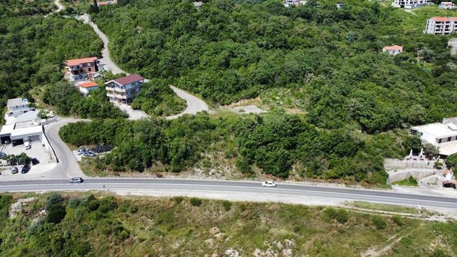 Sutomore, plac u blizini glavne ceste