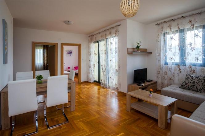 Lep dvosoban Tivat, Radovici