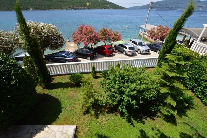 Vila u Kumboru na obali mora