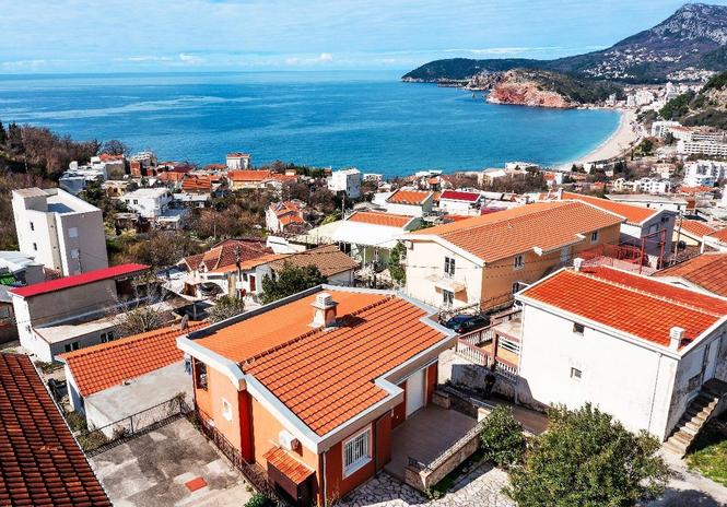 Kompletno opremljena kuća u Sutomoru sa pogledom na more
