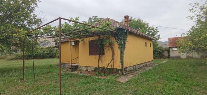 Kuca sa livadom