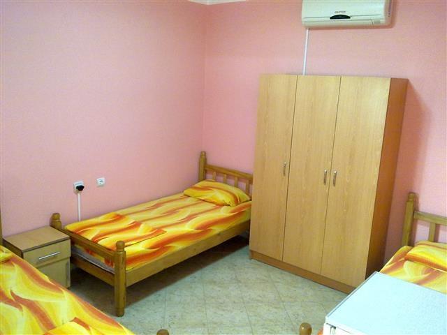 Izdajem sobe sa klimom u Sutomore