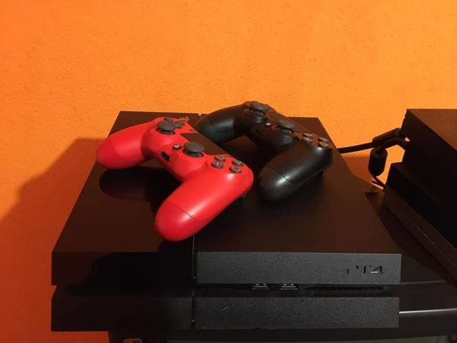 Play Station 4 čipovan 2 dzojstika kao nova