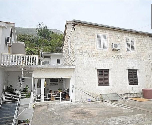 Prodaje se dvosoban stan u kamenoj kuci u Kumboru