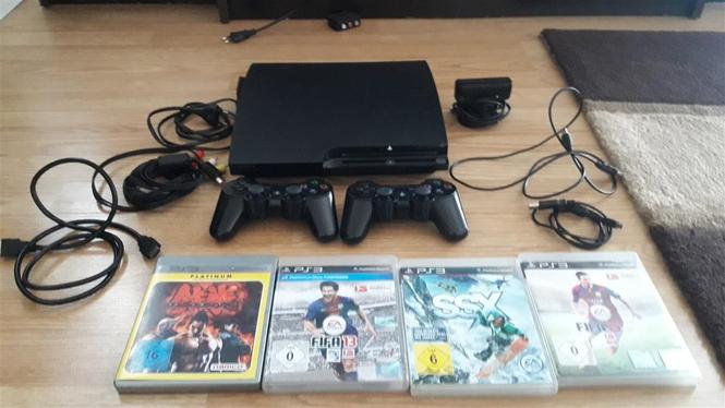 PS3 sa dva dzoistika i 4 igrice