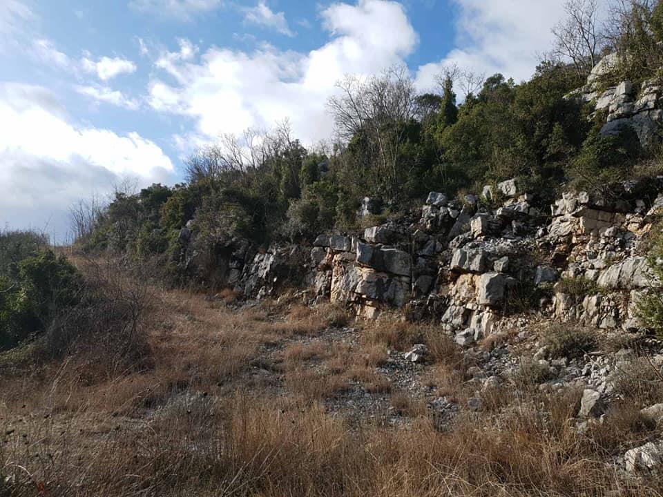 Prodaja--Cetinje-Karuc-uzvisenje-povise-Karuca-imanje-u-jedn