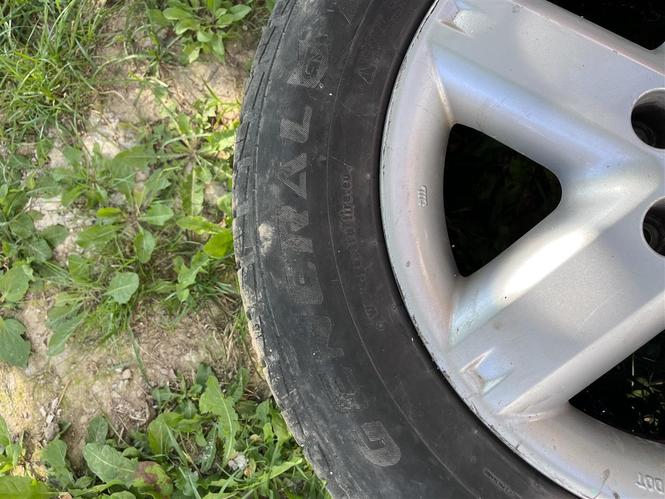 Prodajem Nissan x-trail felne sa gumama. 
