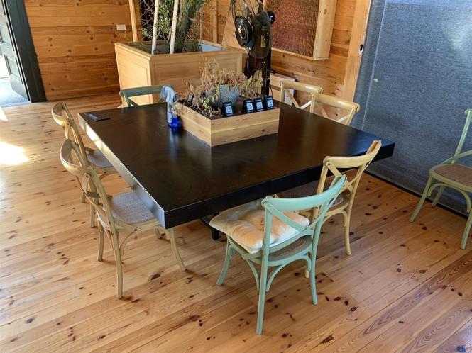 Prodaja restoranskog stola i stolica 