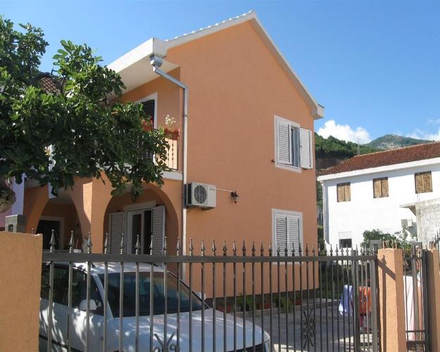 Kuca povrsine 238 m2 na placu od 310 m2