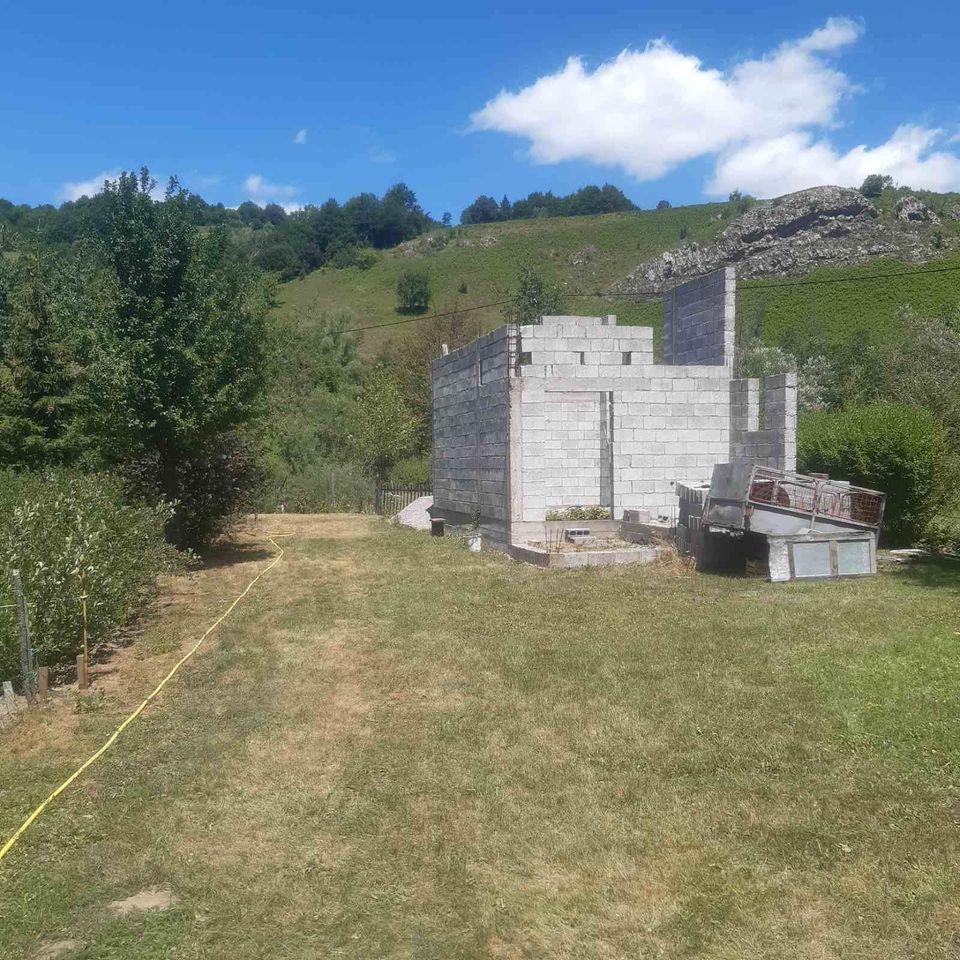 Na-prodaju-placa-na-Verusi-500m2-sa-zapocetom-vikendicom-od-
