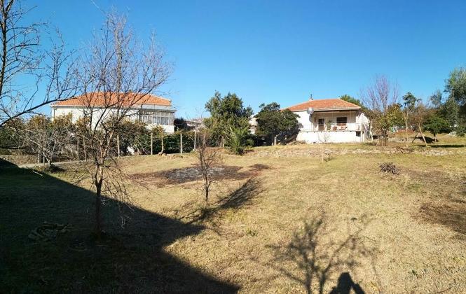 Prodajem plac 2100 sa kucom. 