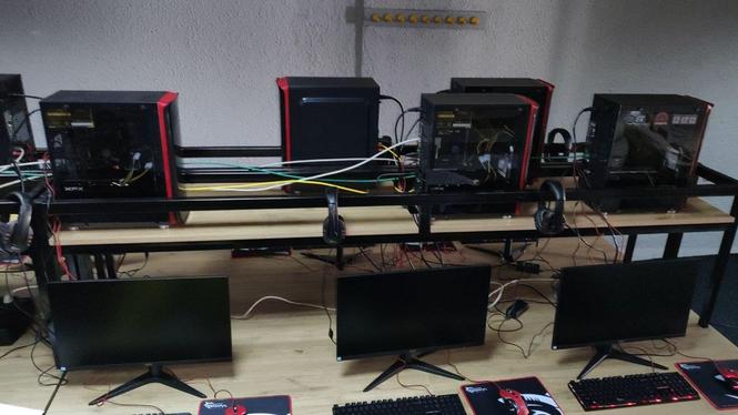 Prodajem komplet igraonicu (10 računara)