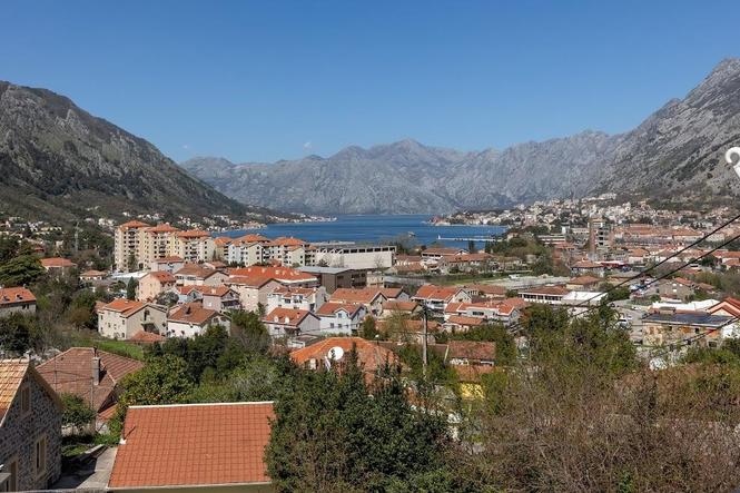 Kuća sa pogledom na more i kotorski Stari grad