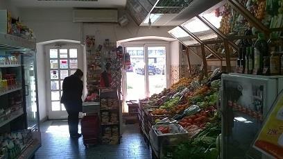menjam za Beograd ili prodajem lokal i dva stana