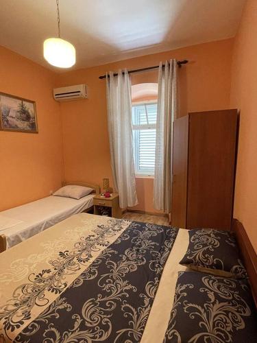 Izdajem apartmane u Tivtu prva linija do mora