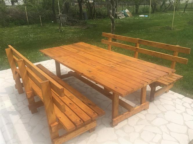 Prodajem sto i dvije klupe