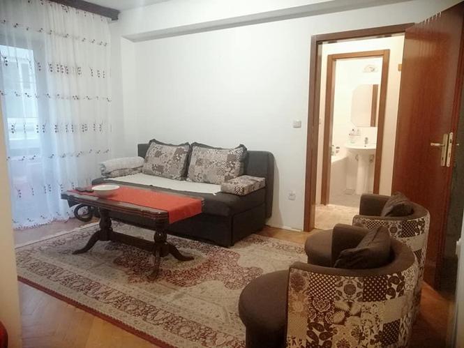 Izdajem dvosoban stan kod Tabu kafea