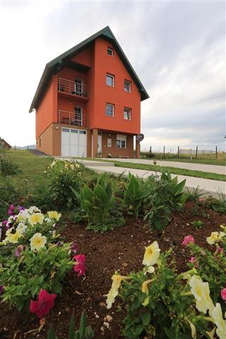Izdajem modernu kucu i apartmane na Zabljaku