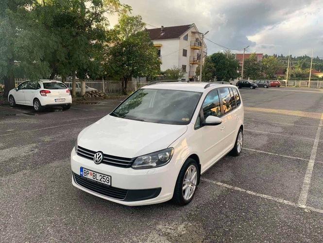 VW Touran 1,6 tdi dsg 2012,uradjeni veliki i mali servis i s
