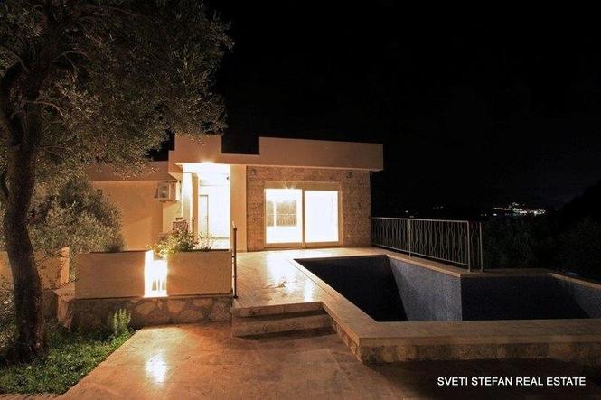Vila ukupne povrsine 368m2 u Sveti Stefan
