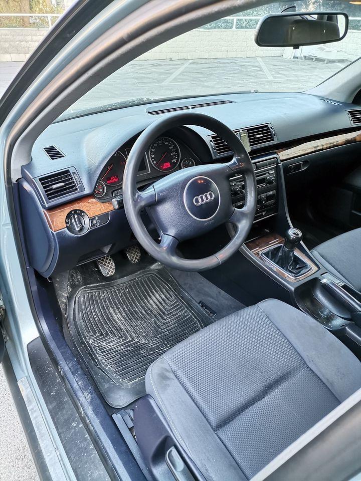 --AUDI-A4--