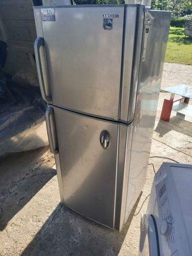 Frizider Samsung komplet ispravan
100e 067530077