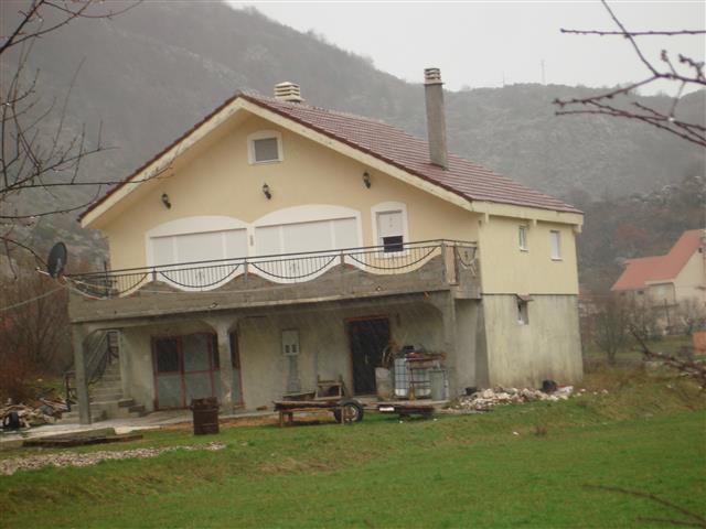 Kuca od 285m2 u Cetinje