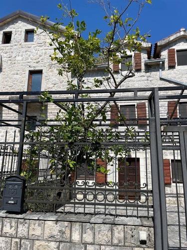 Prodaja kuće na prvoj liniji u Lipcima, Kotor