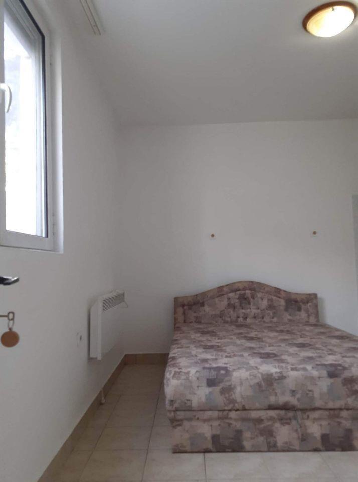 Na-prodaju-i-izdavanje-prazan-stan-51m2-+-50m2-dvorista-na-Z
