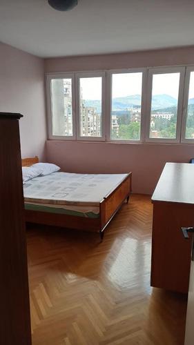 Izdajem stan. Stan ima oko 65kvm. Dvosoban je, nalazi se na 