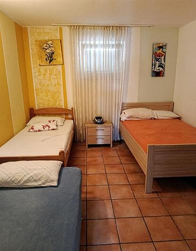 Apartman sa 4 lezaja u Sutomoru