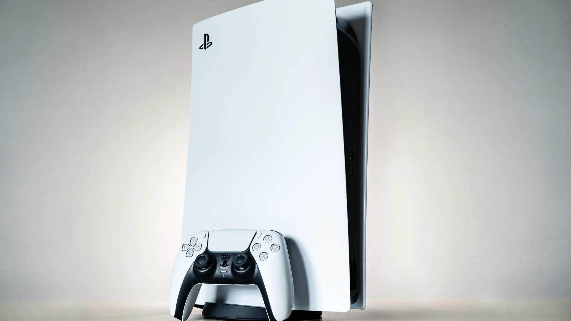 Prodajem-polovan-PlayStation-5-sa-4-dzojstika