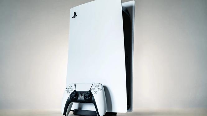 Prodajem polovan PlayStation 5 sa 4 dzojstika