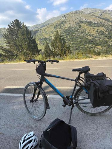 Prodajem drumski bicikl sa opremom