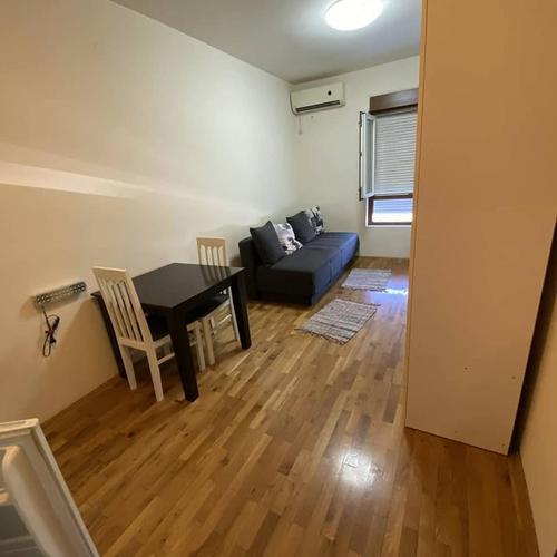 Namjestena garsonjera preko puta City kvarta