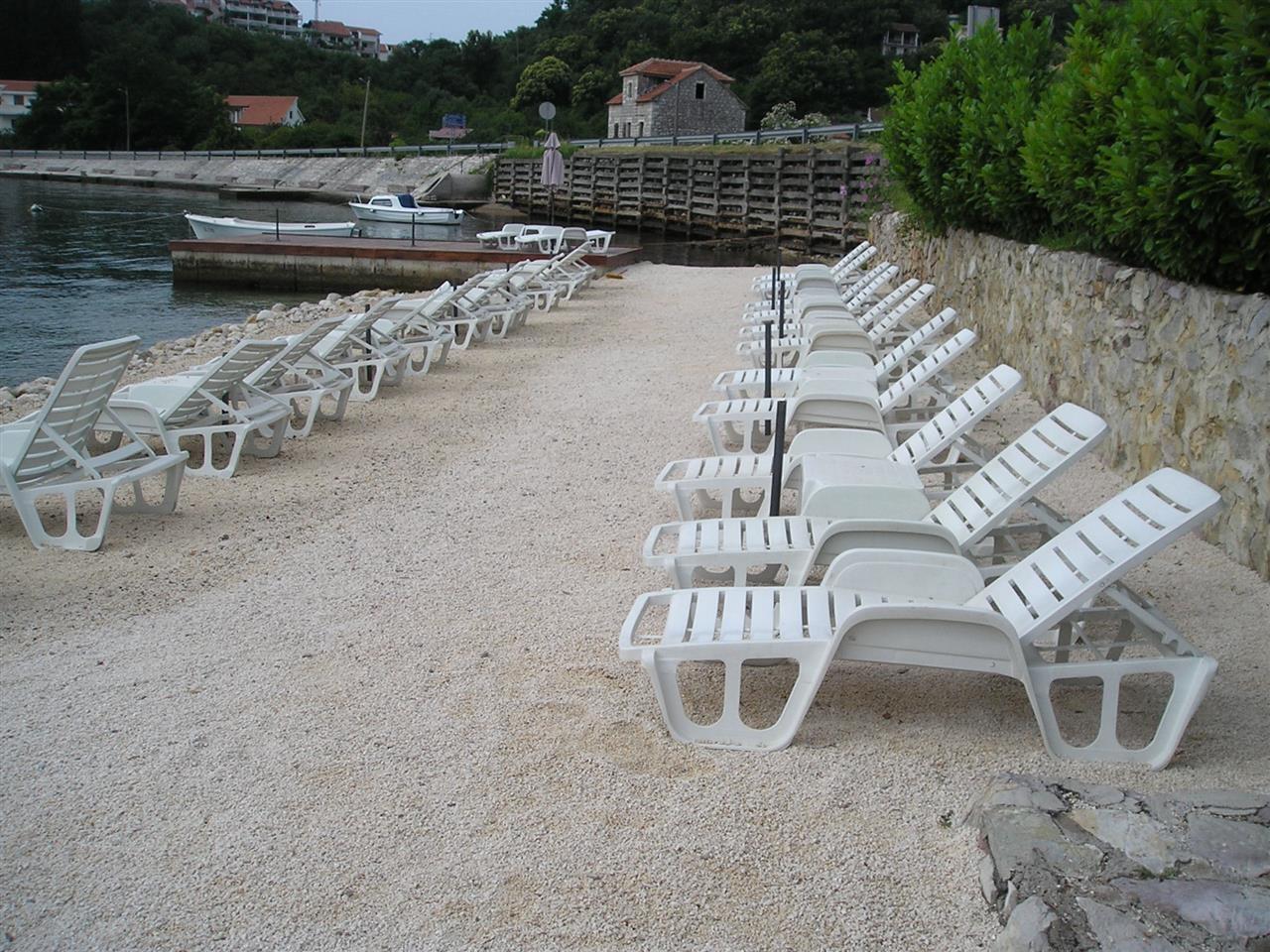 Izdajem-apartmane-u-Kamenarima-u-Crnoj-Gori