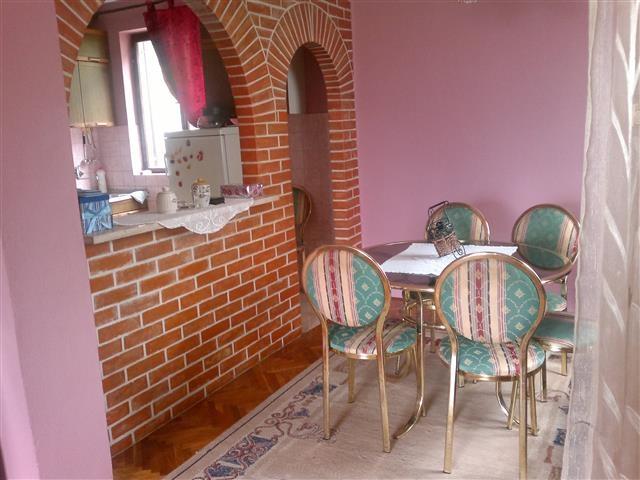 Izdajem sprat kuce 150m2