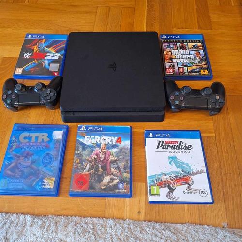 Prodaje se playstation 4 sa 2 dzojstika i 5 igrica